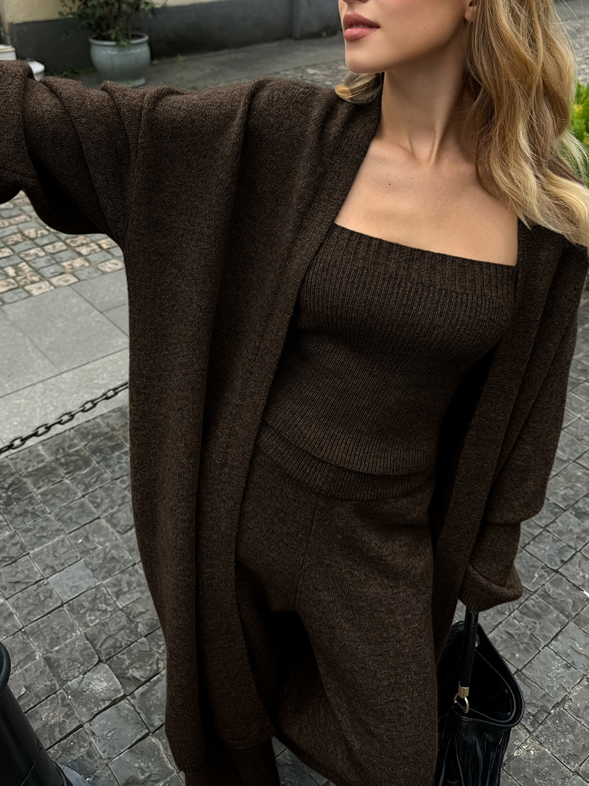 Conjunto de tres piezas de punto: cárdigan tipo bustier y pantalón.