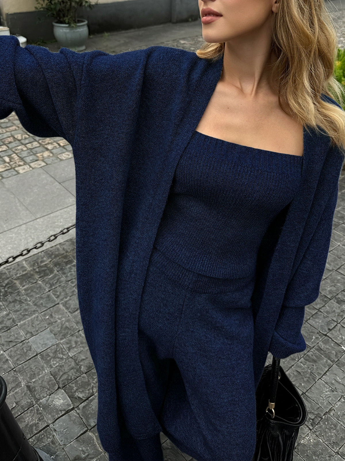 Conjunto de tres piezas de punto: cárdigan tipo bustier y pantalón.