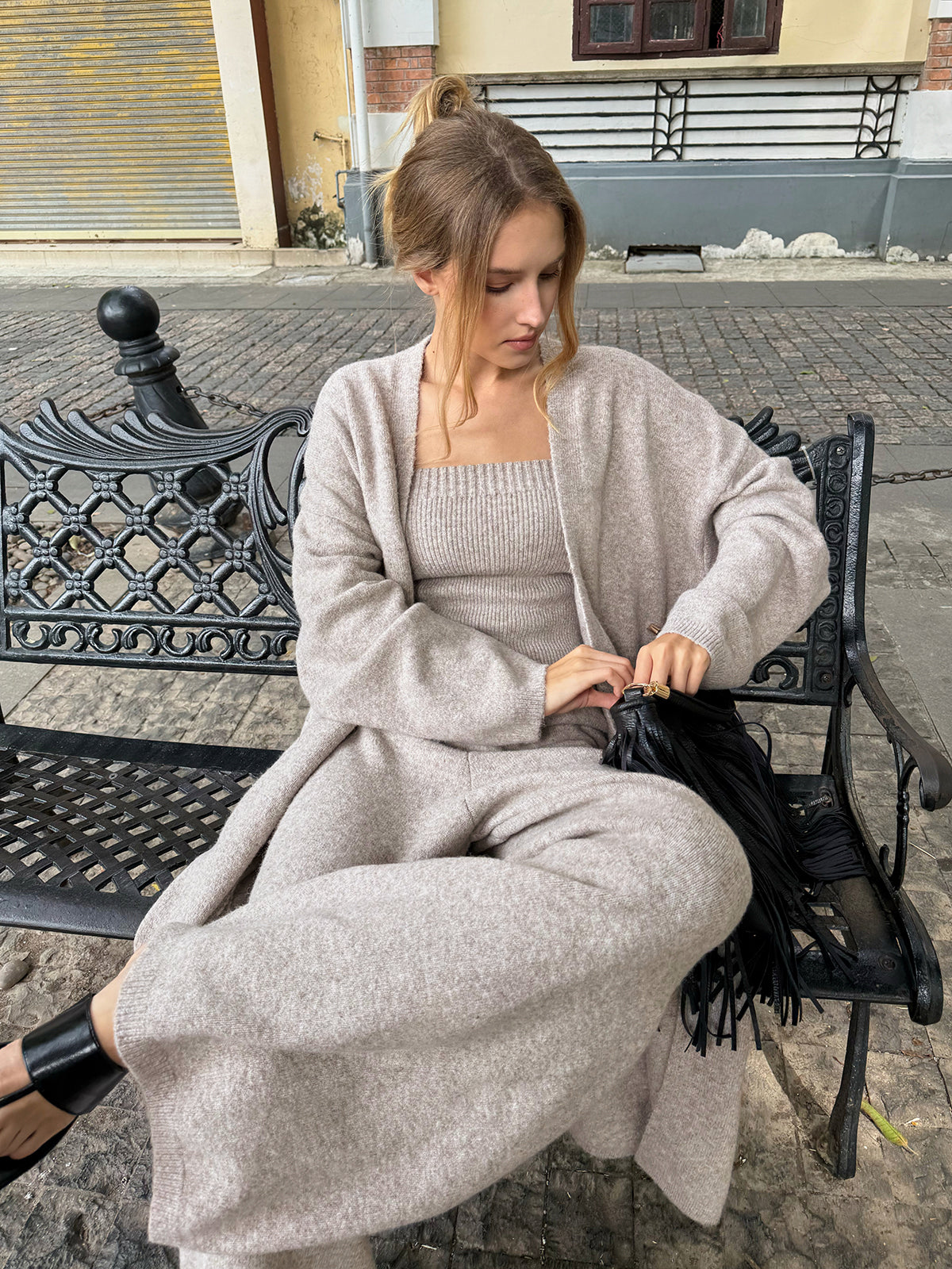 Conjunto de tres piezas de punto: cárdigan tipo bustier y pantalón.