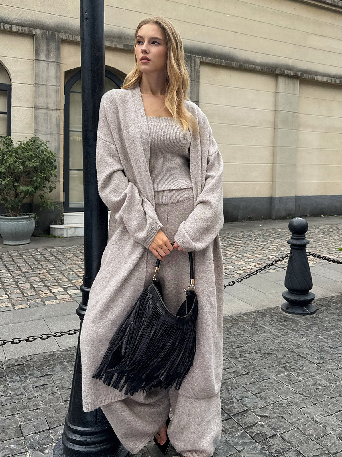 Conjunto de tres piezas de punto: cárdigan tipo bustier y pantalón.